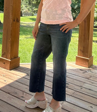 Load image into Gallery viewer, Judy Blue crop pants

